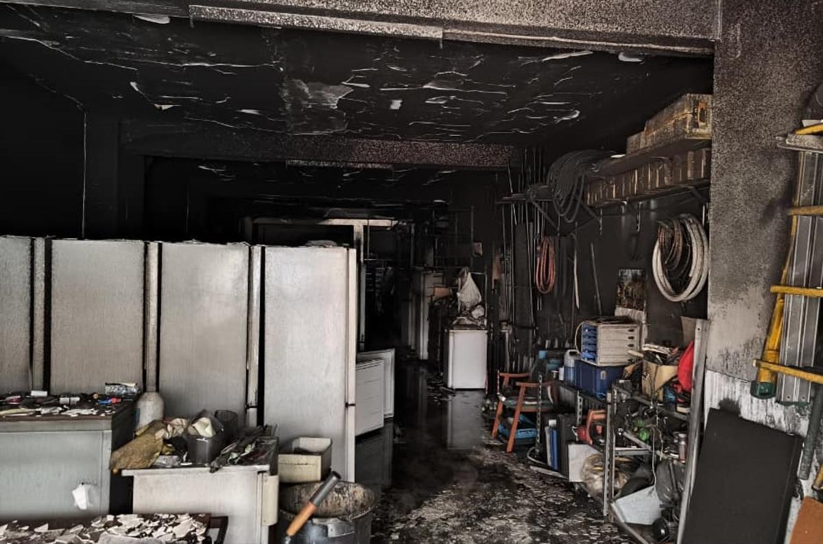 El interior del bajo siniestrado.