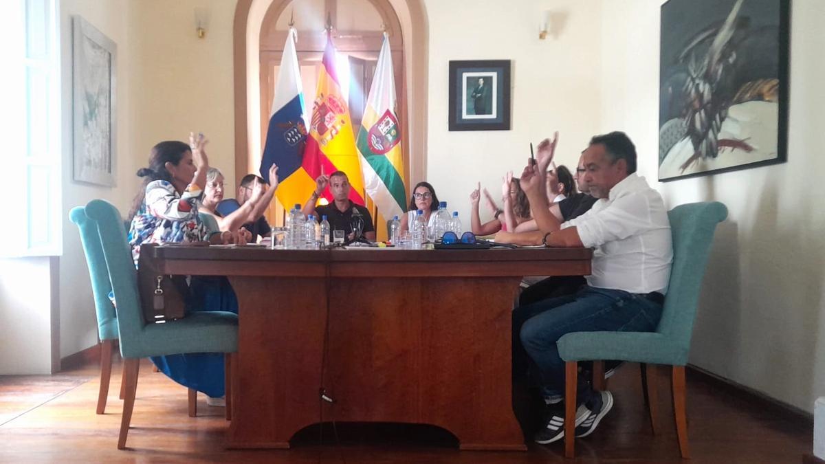 Pleno en el Ayuntamiento de Haría en el que se aprobó modificar las bases en la concesión de ayudas al estudio para los estudiantes del municipio.