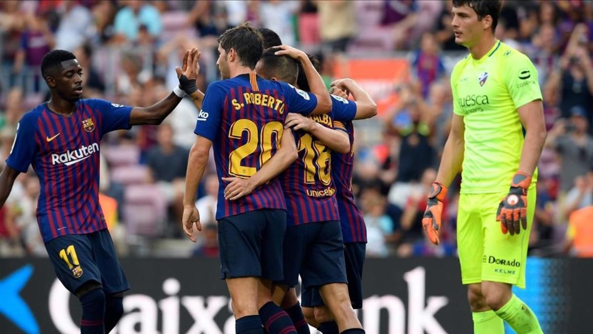 Los jugadores del Barça celebran el autogol de Pulido.