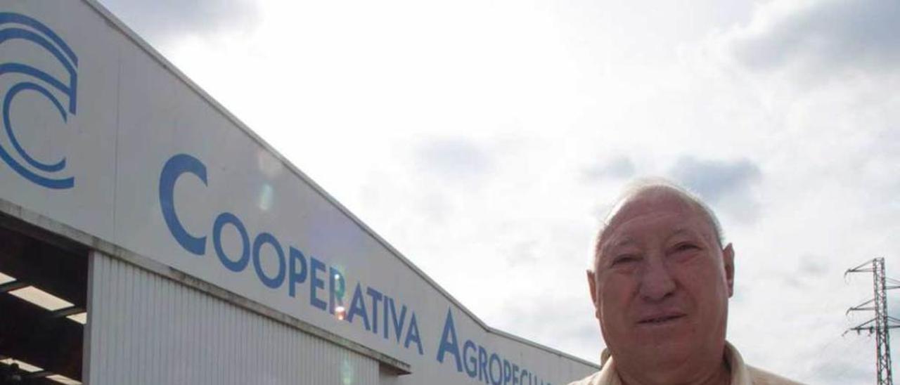 Ignacio Fernández, presidente de la cooperativa y nombrado &quot;Corverano ejemplar 2015&quot;, en el exterior de las instalaciones.