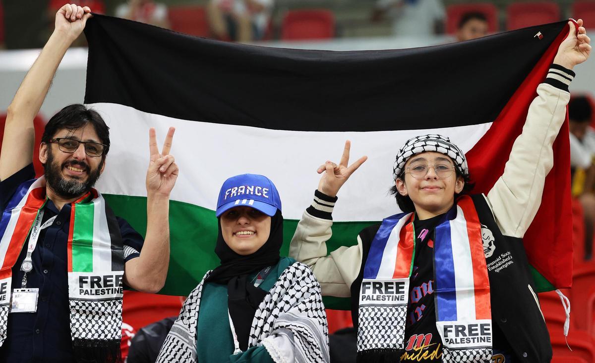 Un grupo de aficionados franceses en el último Mundial de Qatar, con emblemas a favor de Palestina.