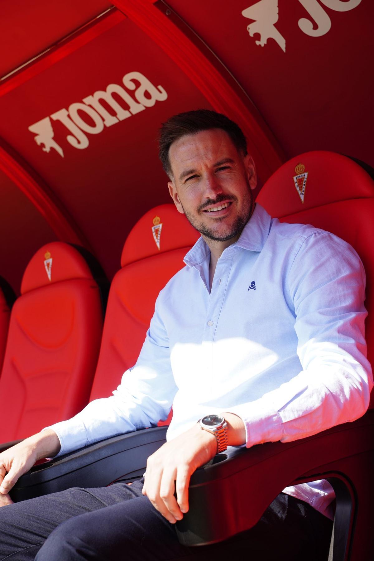 Sergi Guilló, entrenador del Real Murcia, en el banquillo de Nueva Condomina.