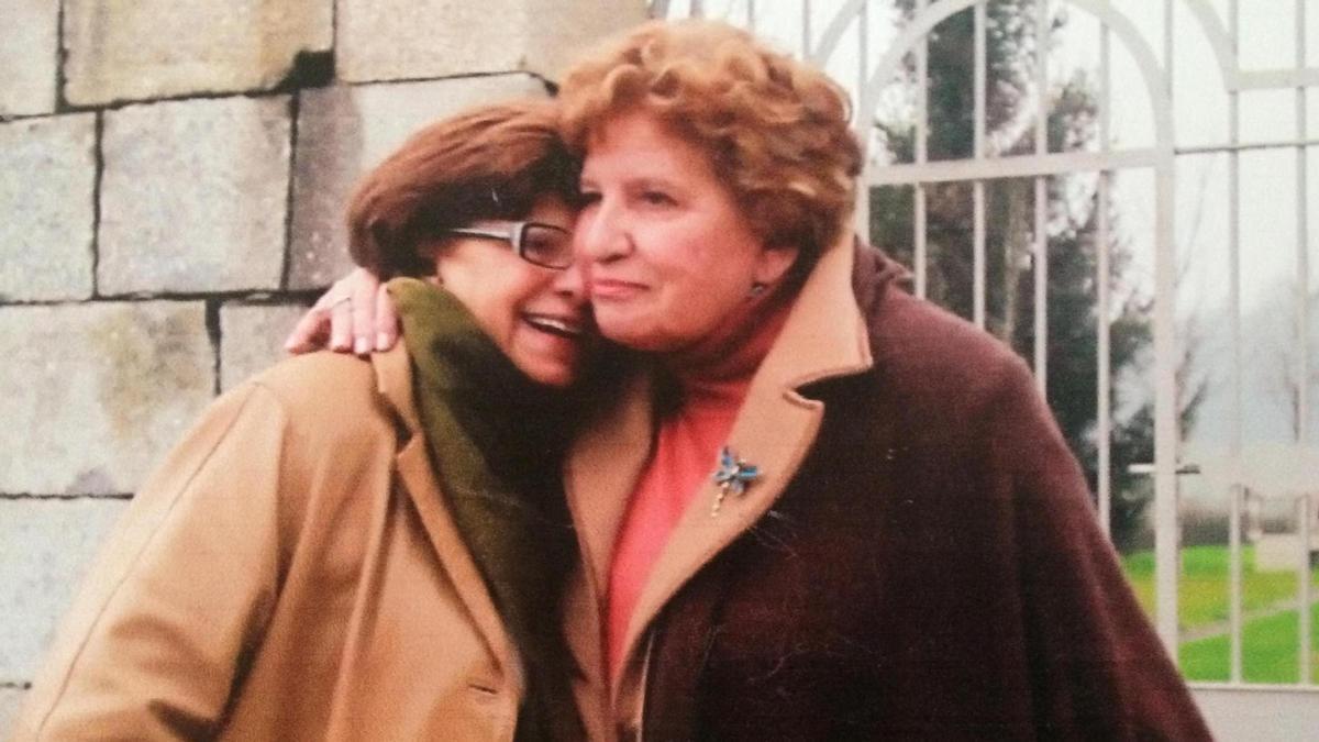 Carmen Avendaño (derecha), presidenta de Érguete, abraza a su vicepresidenta y compañera Dora Carrera (izquierda) en una foto de archivo