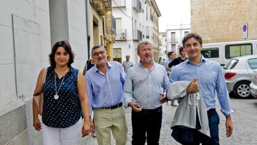 La edil de Turismo, el alcalde y, a la izquierda, el secretario autonómico.