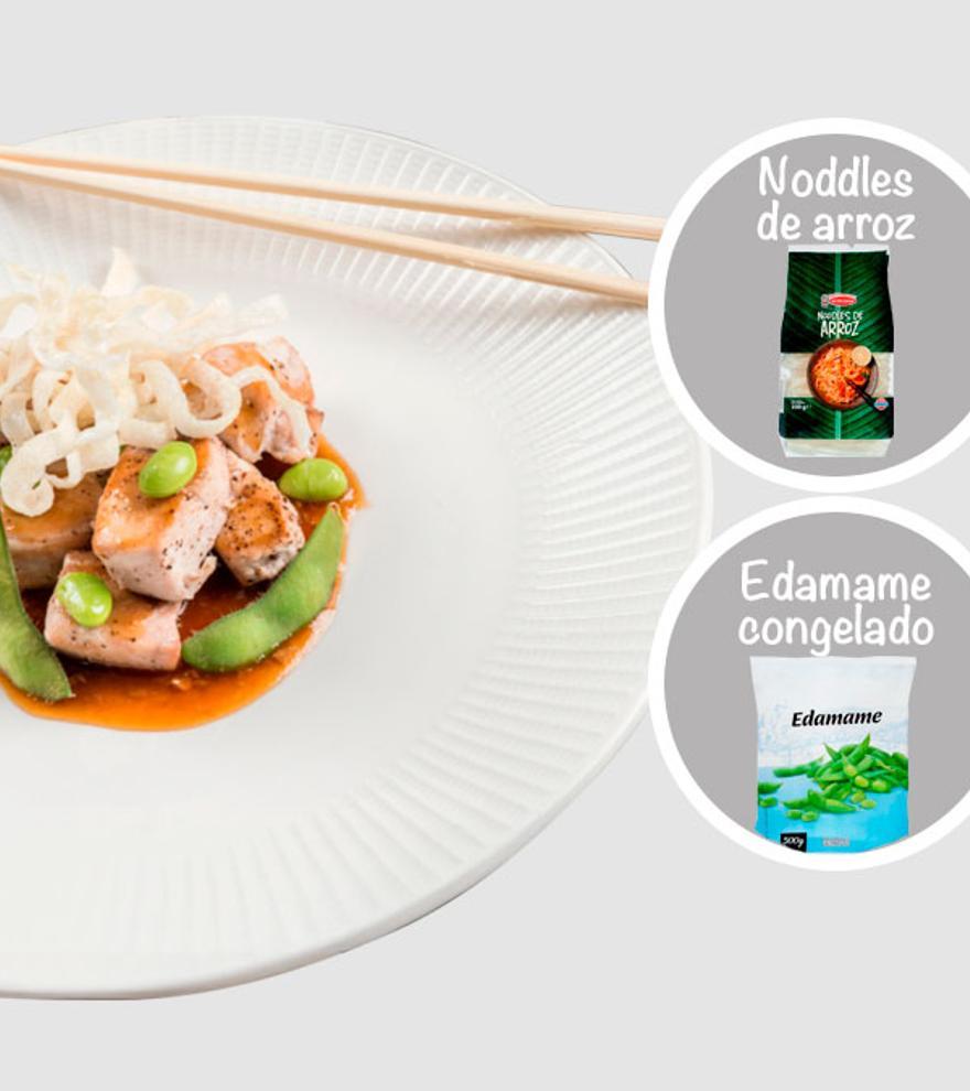 Bonito con Noodles de arroz y Edamame