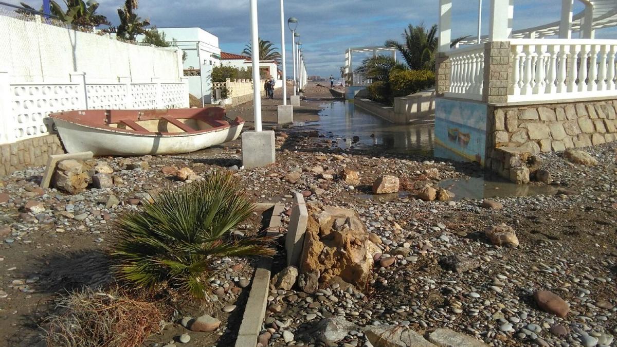 Imagen del litoral de Moncofa tras uno de los temporales marítimos registrados en la zona y los destrozos causados en el paseo marítimo.