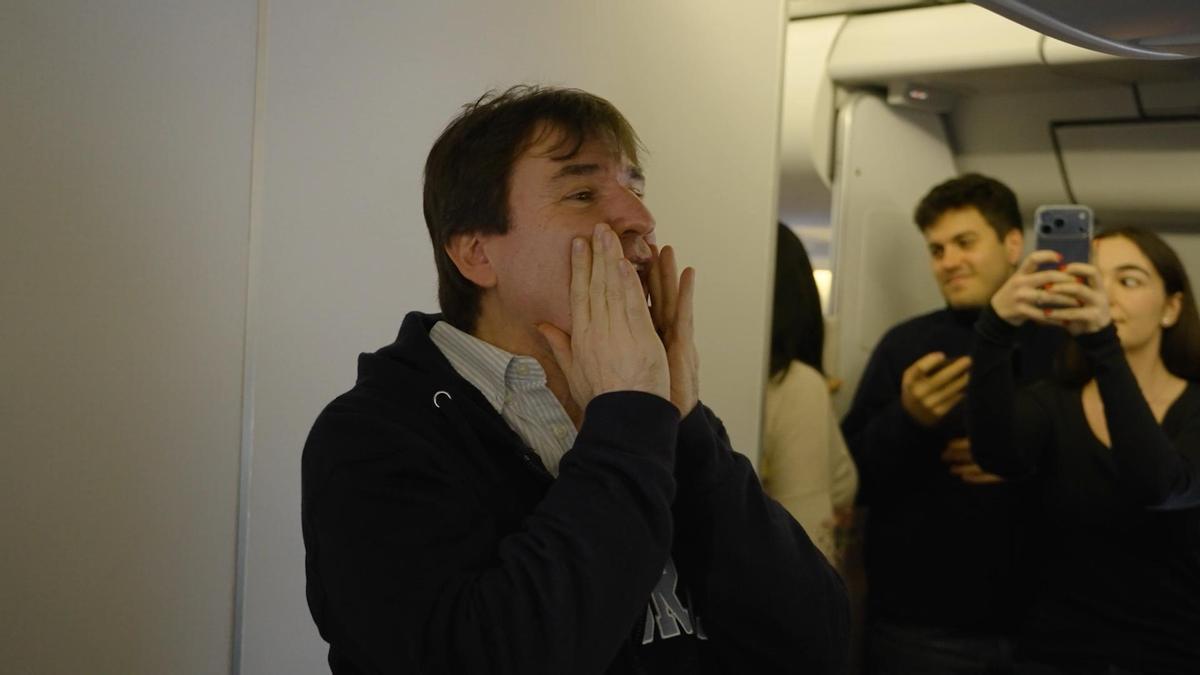 Imágenes de Orfeo cantando el himno a la alegría, ayer durante el vuelo directo Barcelona Los Ángeles.