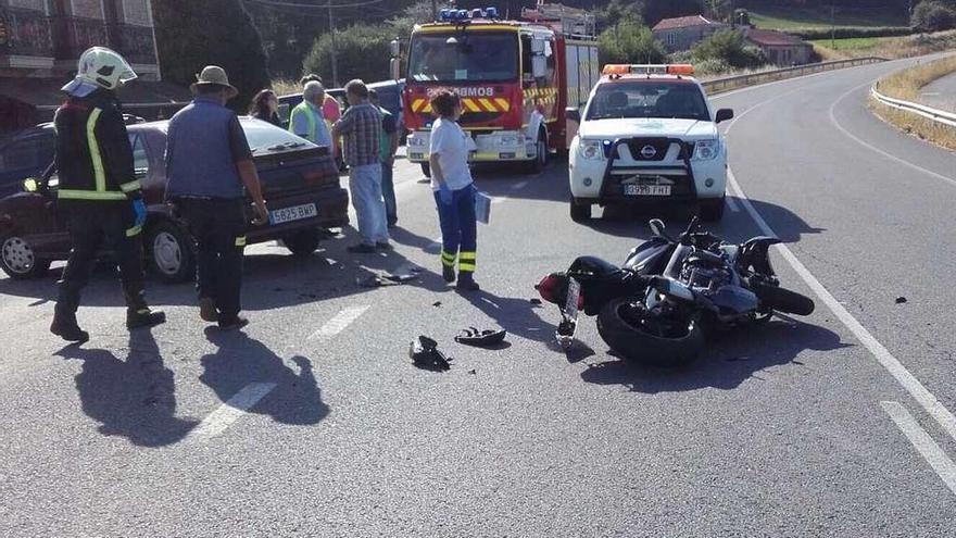 Accidente de tráfico entre una moto y un turismo en Lalín.