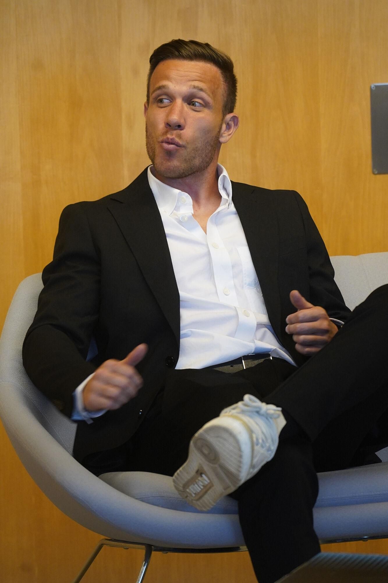 Girona seu Caixabank carrer de la Creu trobada Arthur Melo i Gazzaniga amb aficionats Meet and Green