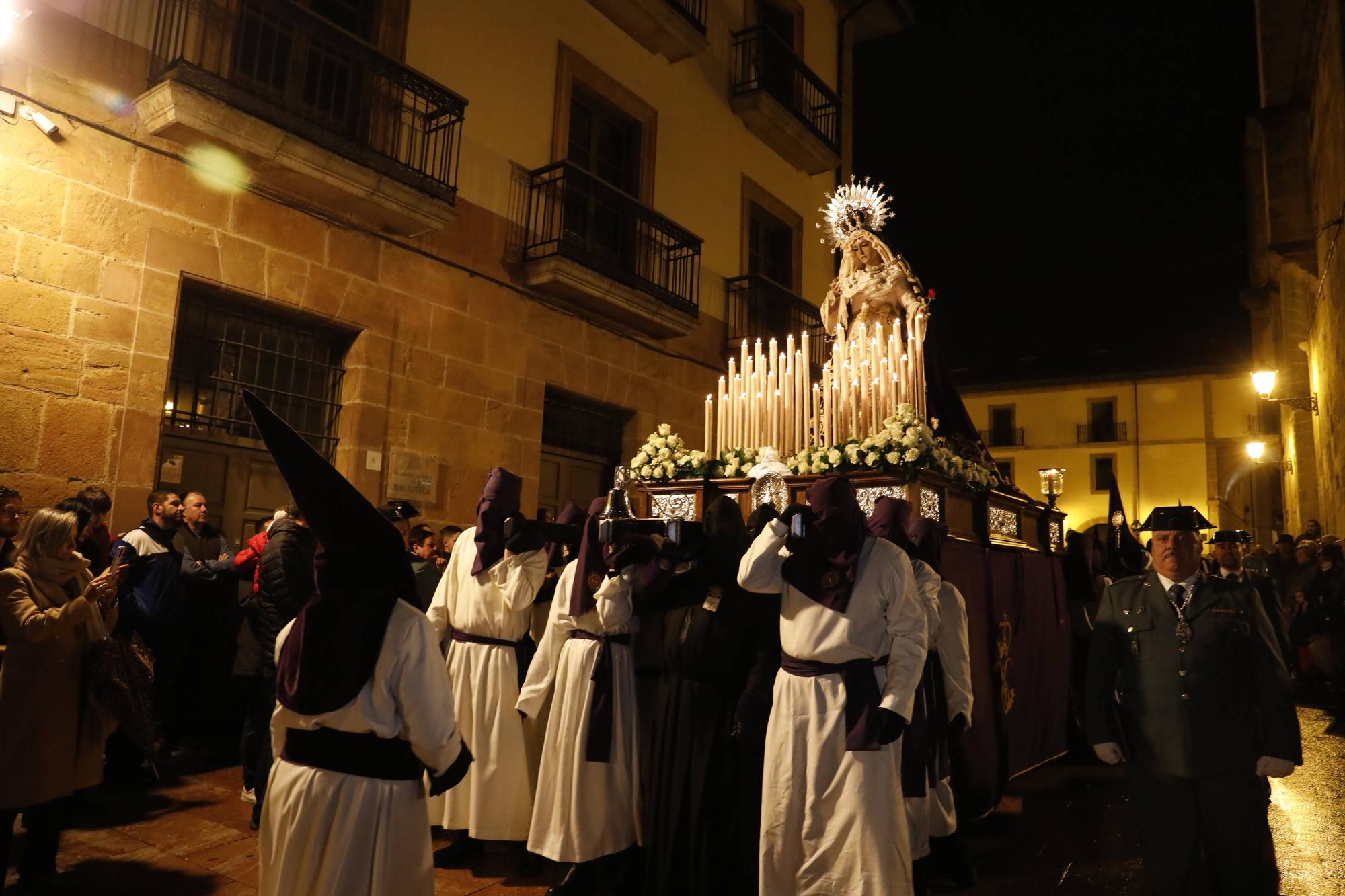 En imágenes | Procesión del Silencio por la calles de Oviedo