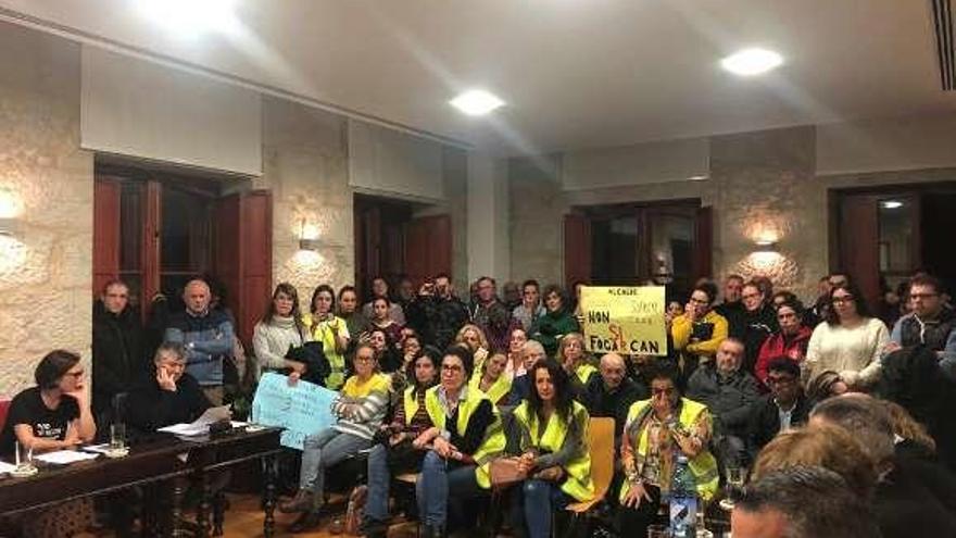 Voluntarios protestando en el pleno. // Faro