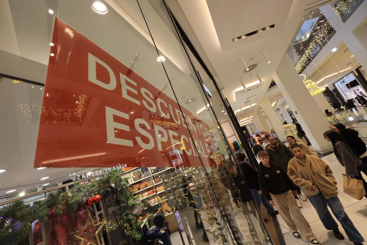 Otra tienda con descuentos en el centro comercial Salera.