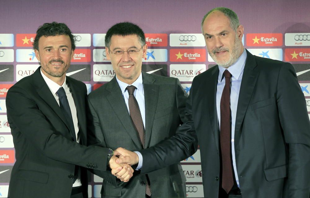El presidente del Barcelona, Josep Maria Bartomeu, y el director deportivo, Andoni Zubizarreta, se saludan durante al presentación de Luis Enrique, como entrenador azulgrana en mayo de 2014.