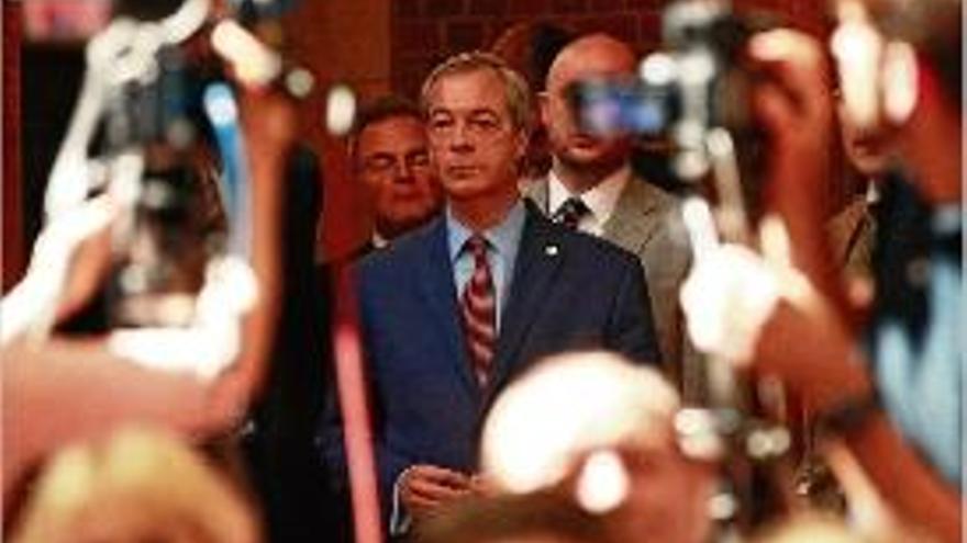 Farage, ahir, instants abans de comparèixer davant dels mitjans.