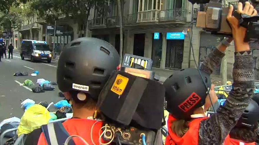 Lanzan bolsas de basuras contra la Delegación del Gobierno en Barcelona