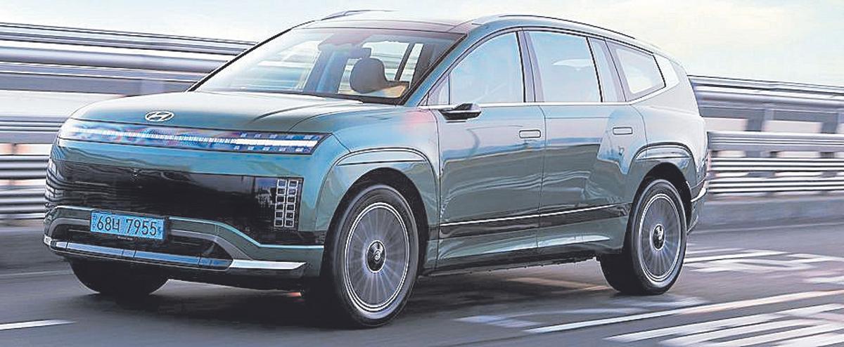 El Hyundai Ioniq 9 tiene una presencia moderna imponente.