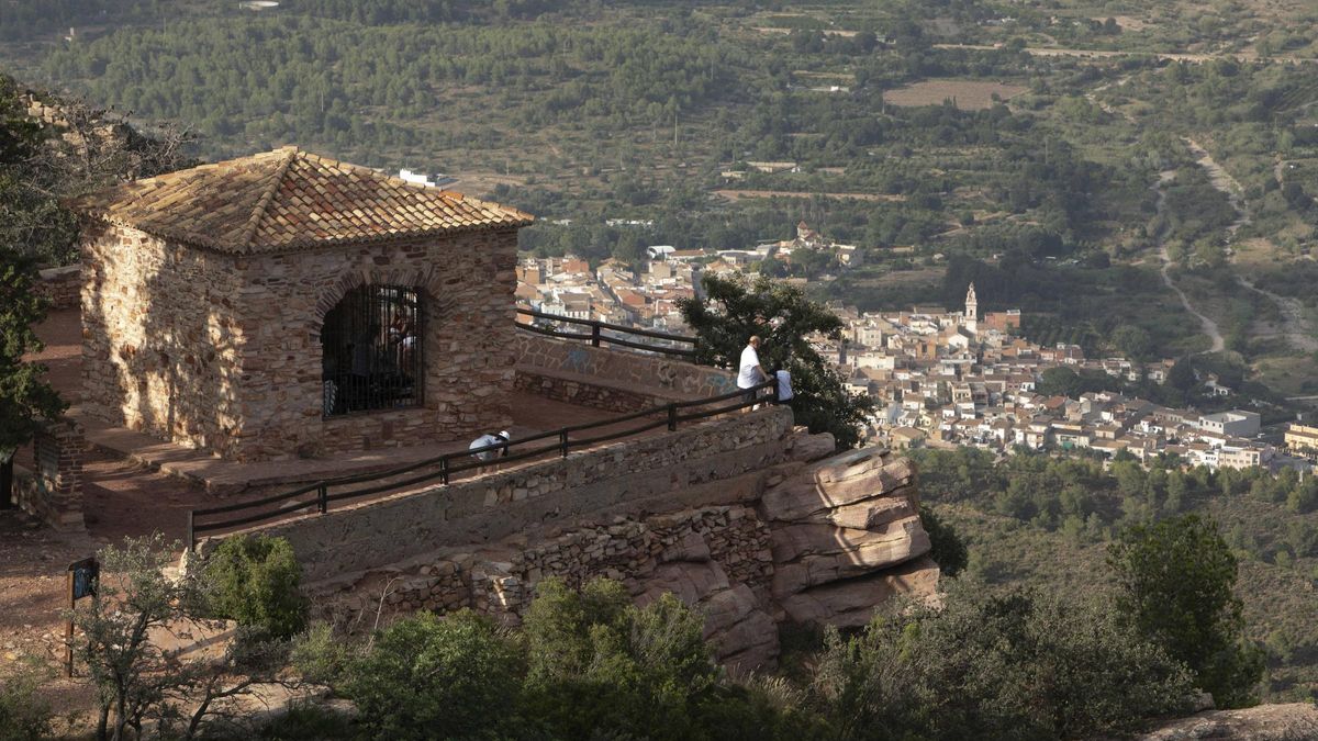 Visitantes, junto a la ermita, antes de retirarse las sillas de su interior.