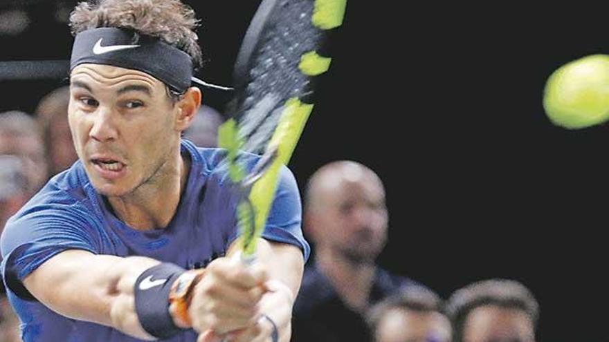 Rafel Nadal golpea la bola en un partido en el pasado Masters 1000 de París.