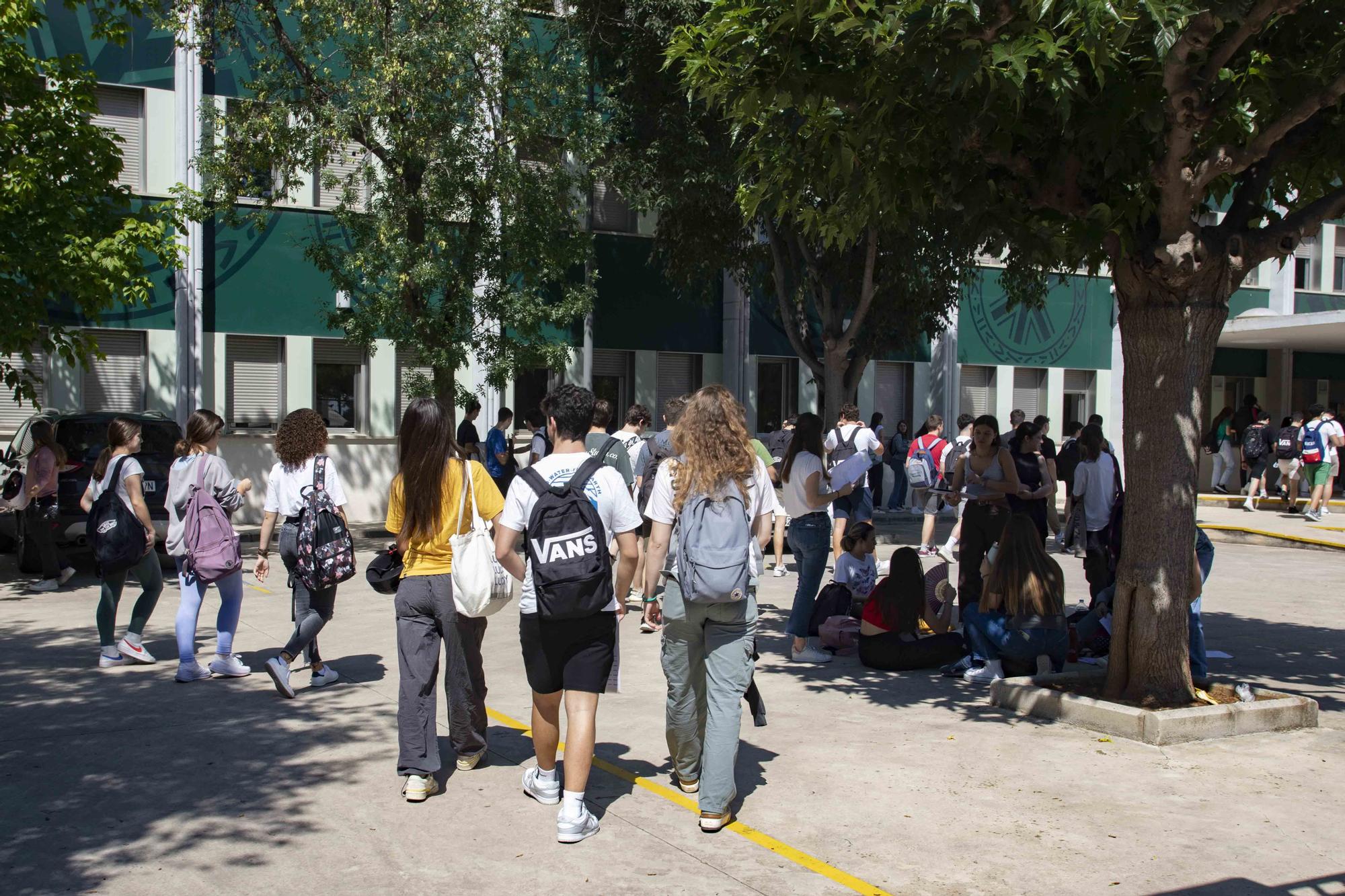 Alumnos de los institutos de la Costera y la Canal se enfrentan a los primeros exámenes de las PAU en Xàtiva