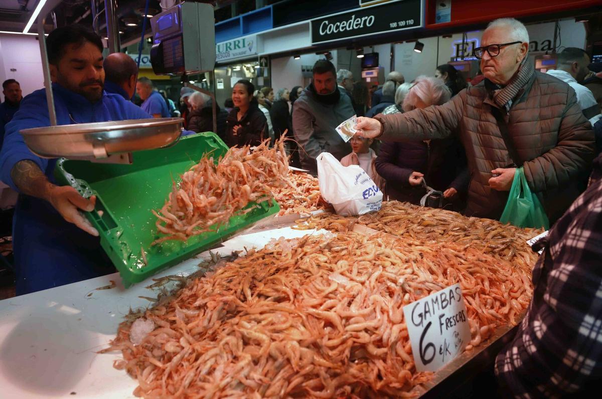 Los malagueños ultiman sus compras de cara a la Navidad, en el Mercado Atarazanas.