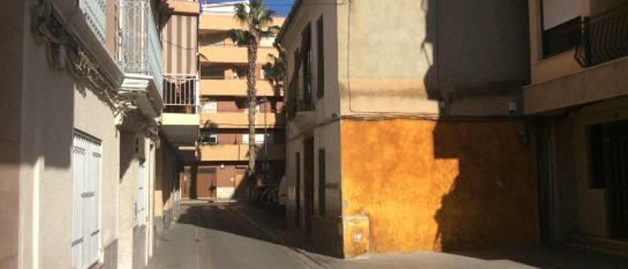 Arriba, la casa que tapona. Abajo, en edificio en ruinas.