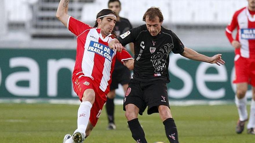 El defensa del Almería, Juan Manuel Flores "Chico" (i); le disputa el balón al centrocampista del Athletic de Bilbao Fran Yeste (d); durante el partido correspondiente a la vigésima jornada de Liga de Primera División que ambos equipos han disputado esta tarde en el Estadio de los Juegos Mediterráneos de Almería. EFE / Carlos Barba