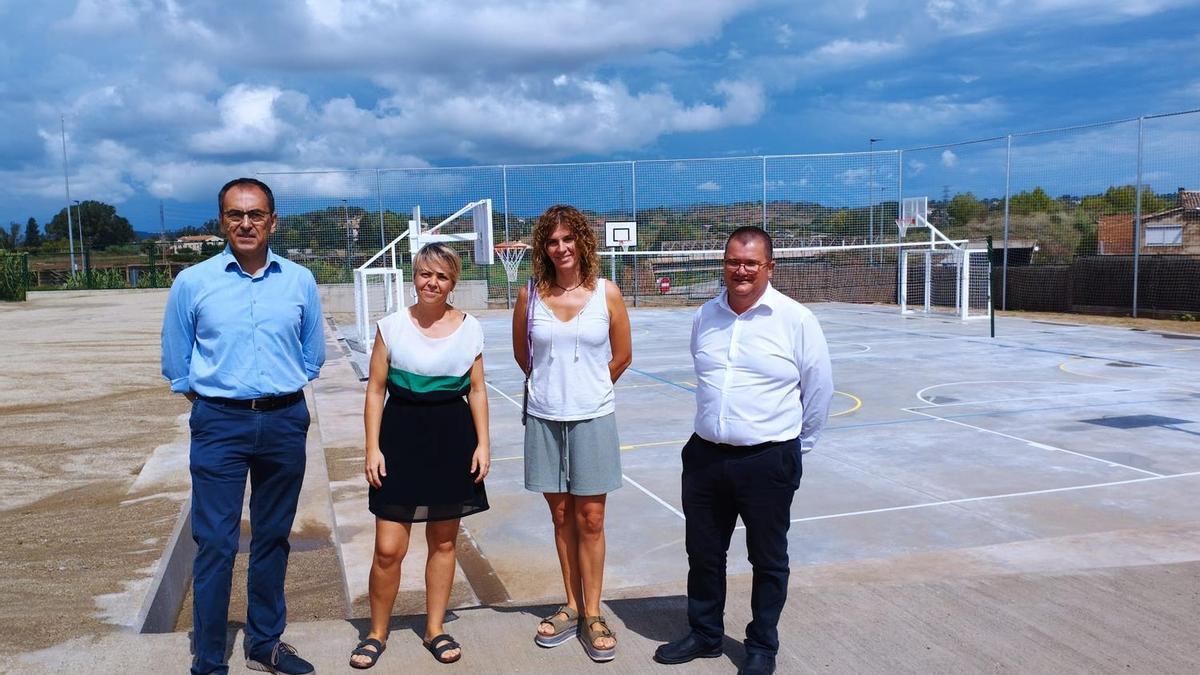 Foto de família durant la visita institucional per conèixer la nova pista de l&#039;escola Bases de Manresa