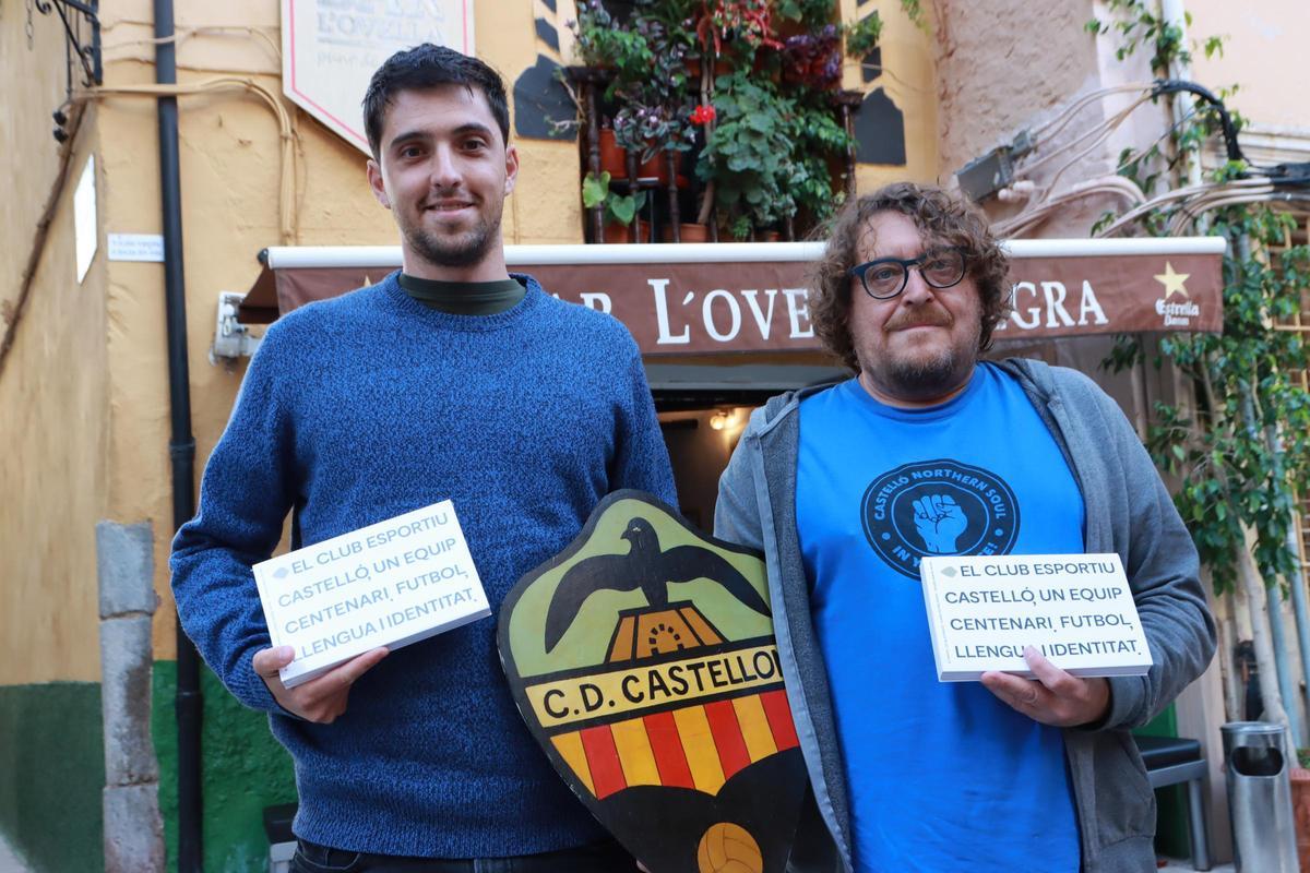 Ferran Andrés i Jaume Garcia, amb el llibre, al bar L’Ovella Negra