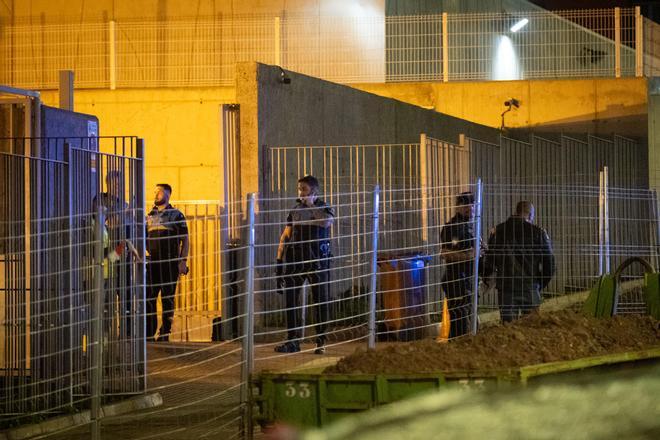 Inmigrantes atrincherados en el interior de un centro de acogida de Santa Cruz de Tenerife