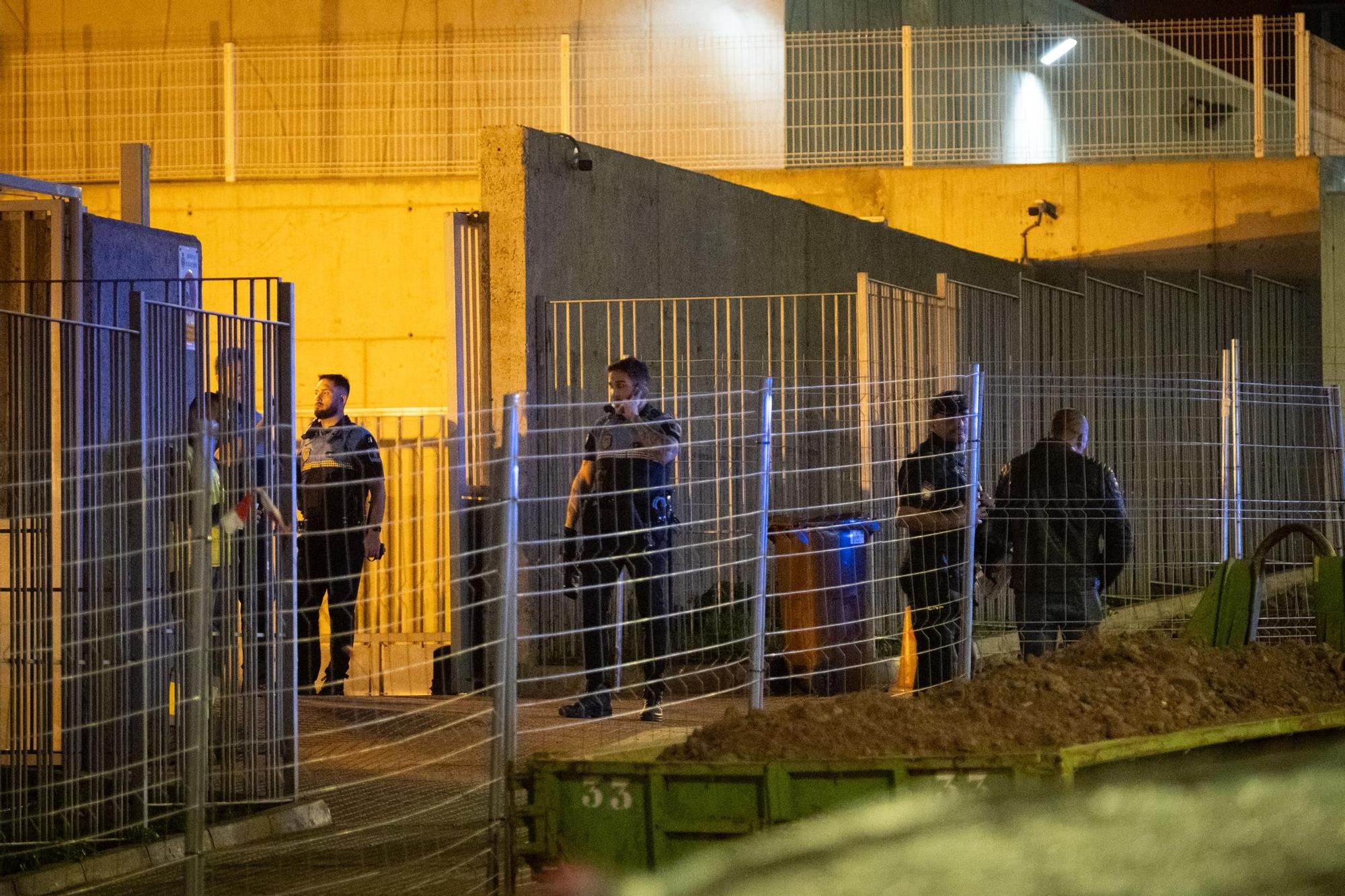 Inmigrantes atrincherados en el interior de un centro de acogida de Santa Cruz de Tenerife