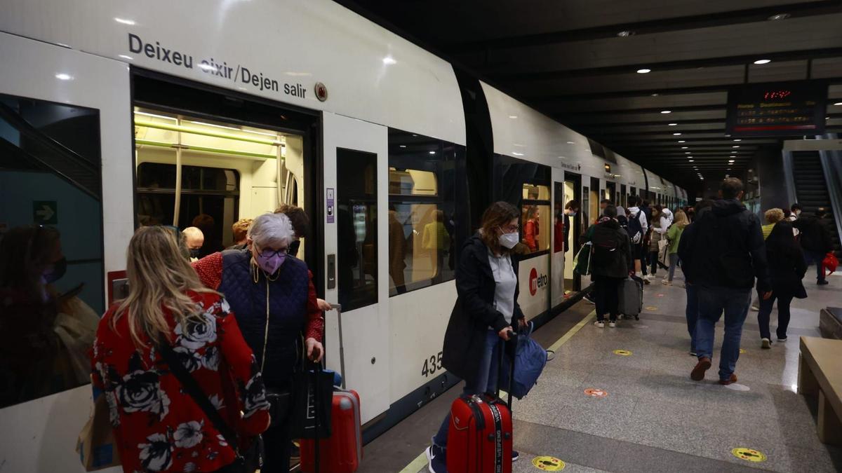 Varios usuarios del metro de València en el primer día sin la mascarilla obligatoria en interiores