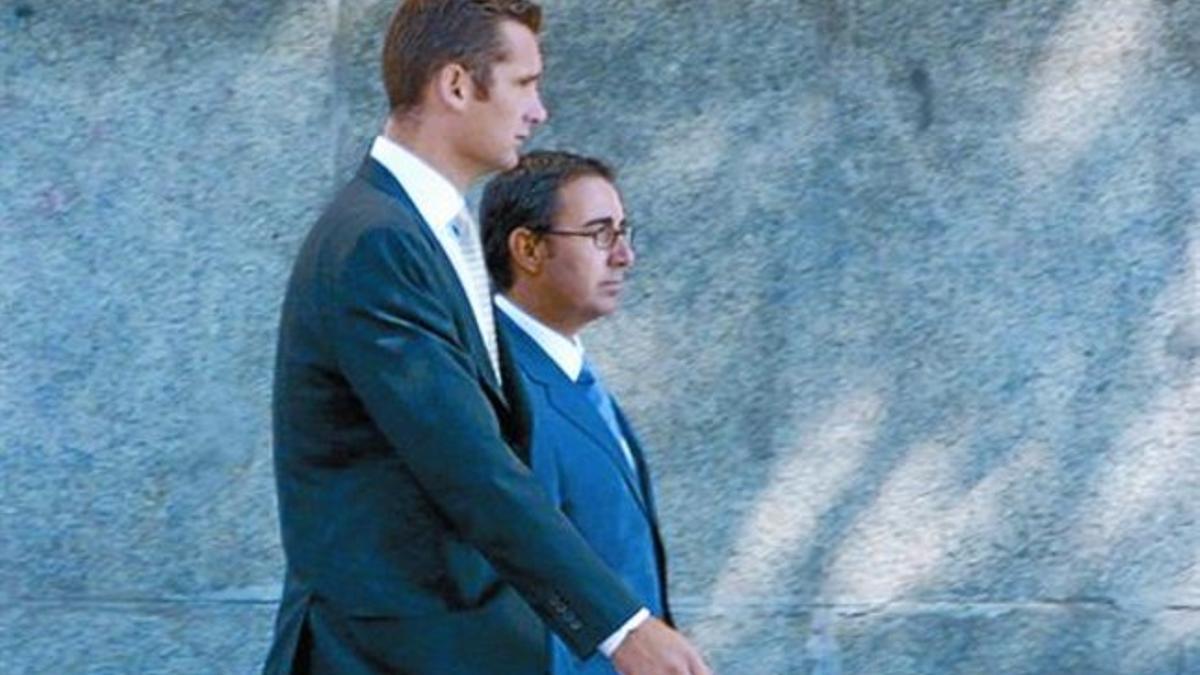 Urdangarín y su socio, Diego Torres, fotografiados en Madrid en julio del 2003.