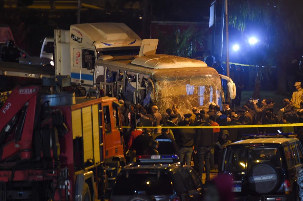 Las fotos del bus tras la explosión en El Cairo.