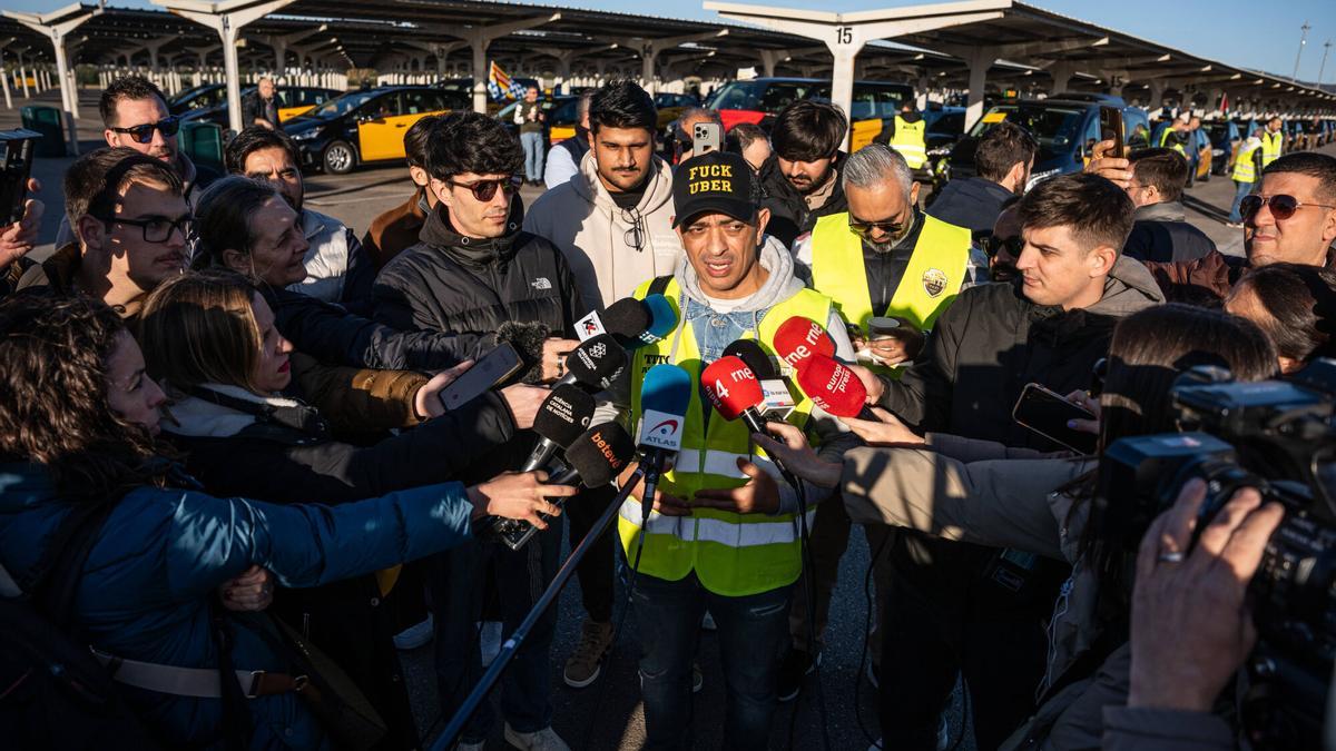 'Tito' Álvarez, líder del sindicato Élite Taxi, compareciendo antes les medios este miércoles