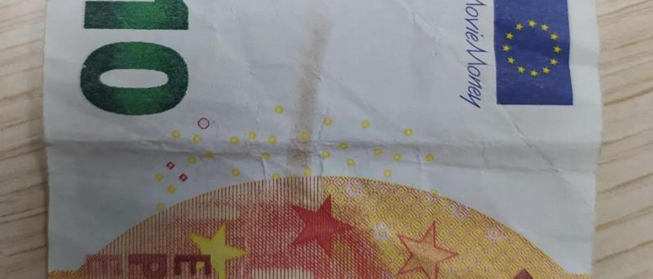 Imagen de un billete de 10 euros falso, donde se aprecia el aviso de que es dinero de «atrezzo» | LEVANTE-EMV