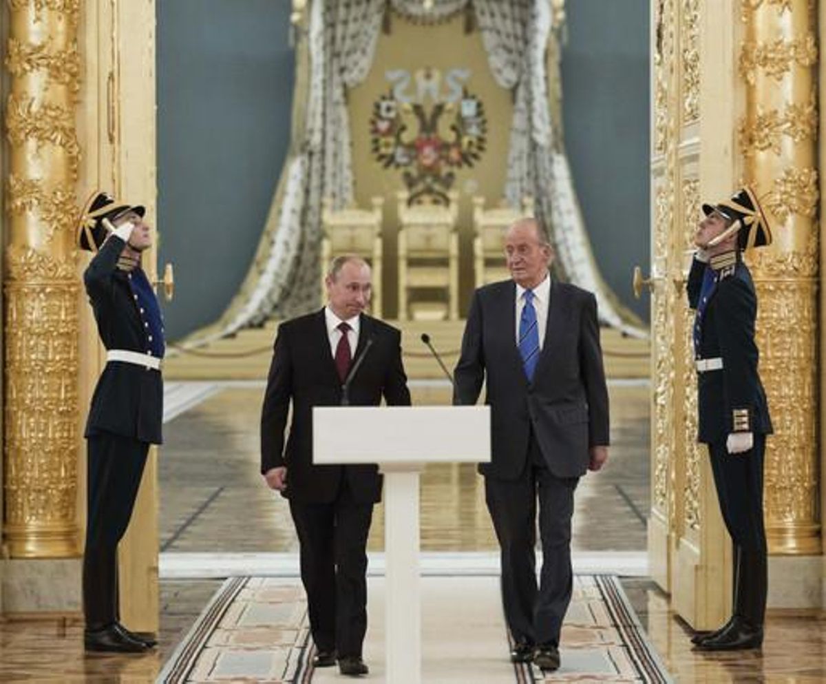 El Rei i Putin, a la sala d’Alexandre del Gran Palau del Kremlin. El Rei i Putin, a la sala d’Alexandre del Gran Palau del Kremlin.
