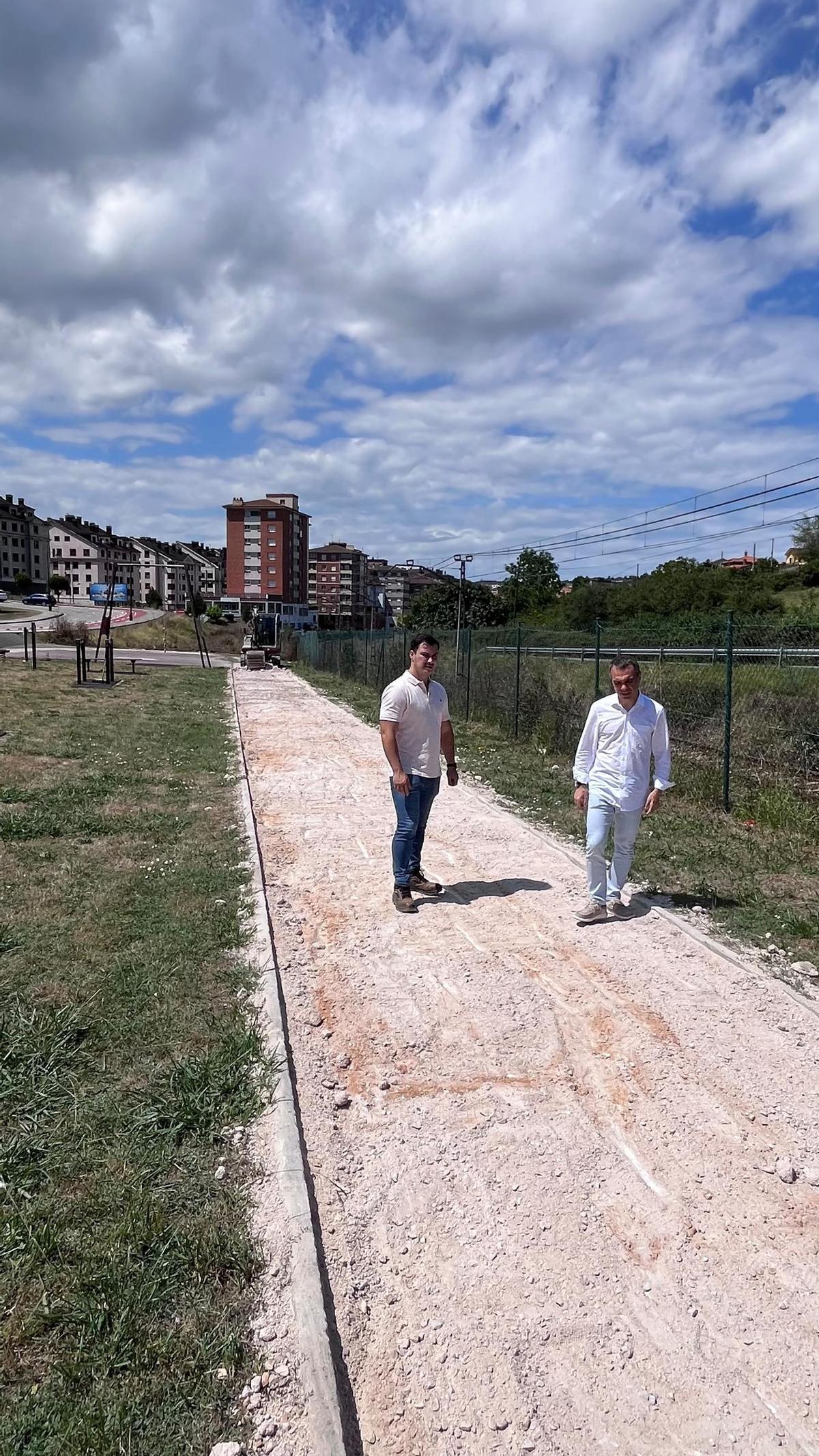 Jorge Suárez e Iván Fernández, visitando el punto donde se realizarán las obras de mejora.