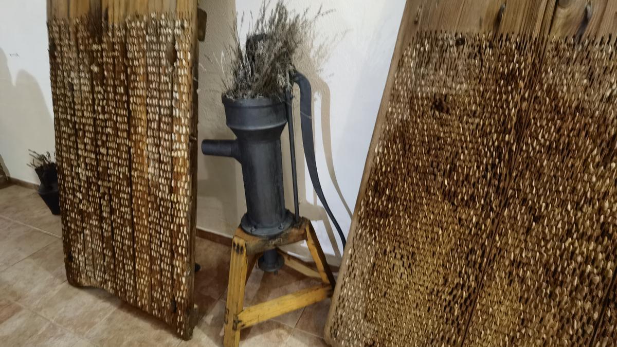 Útiles de una agricultura del pasado decoran las estancias