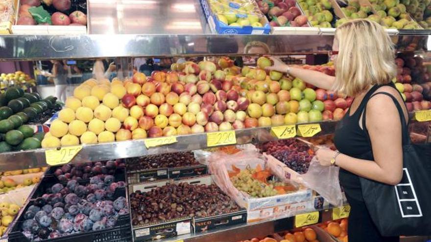 La fruta debe ser lavada con agua antes de comerla.