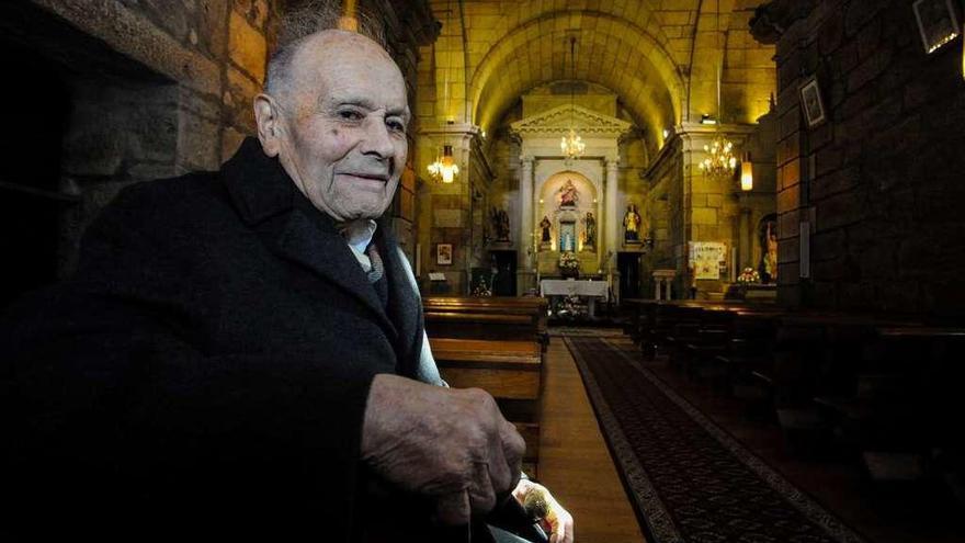 Dositeo Valiñas, ayer, en la iglesia de Santa Baia de Ribadumia. // Iñaki Abella