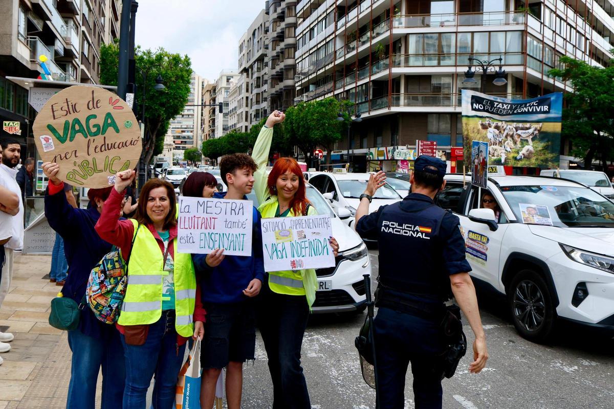 Taxistas y docentes colapsan el centro de València con sus protestas