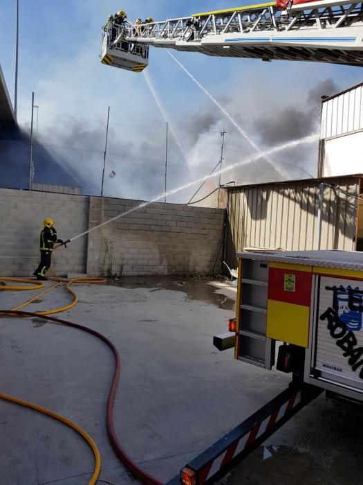 Incendio en el polígono Villa Rosa de Málaga