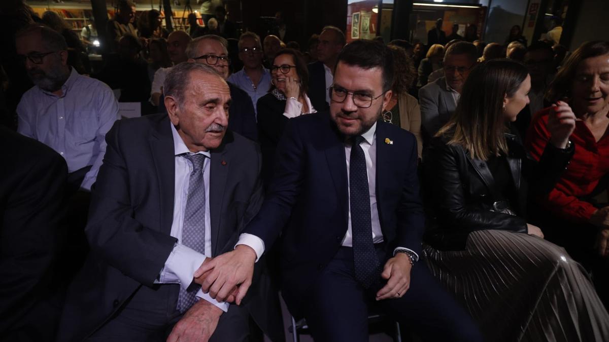 Eliseu Climent y Pere Aragonès en la gala de los Premis Octubre de 2023.