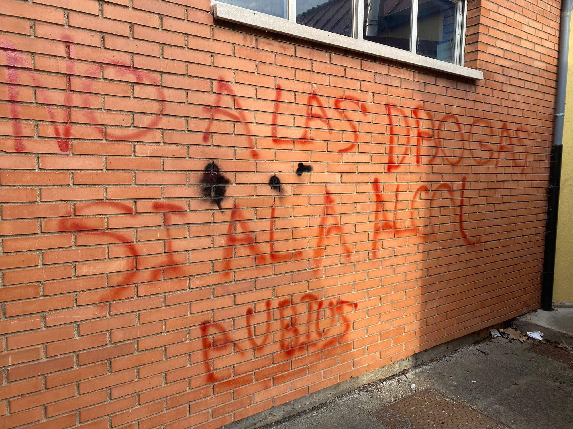 Destrozan a pedradas los cristales de las ventanas del colegio de Lugo de Llanera, lleno también de pintadas e insultos en las fachadas