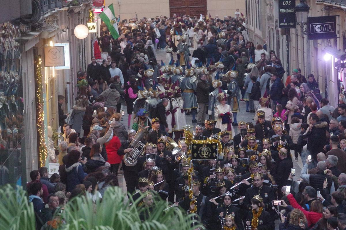 El Heraldo de los Reyes Magos recorrió las calles del Centro de Málaga acompañado de dos bandas de música, recogiendo cartas y encontrándose con los malagueños