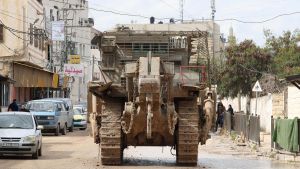 Tanque israelí en una calle del campo de refugiados de Yenín, en Cisjordania, este lunes.