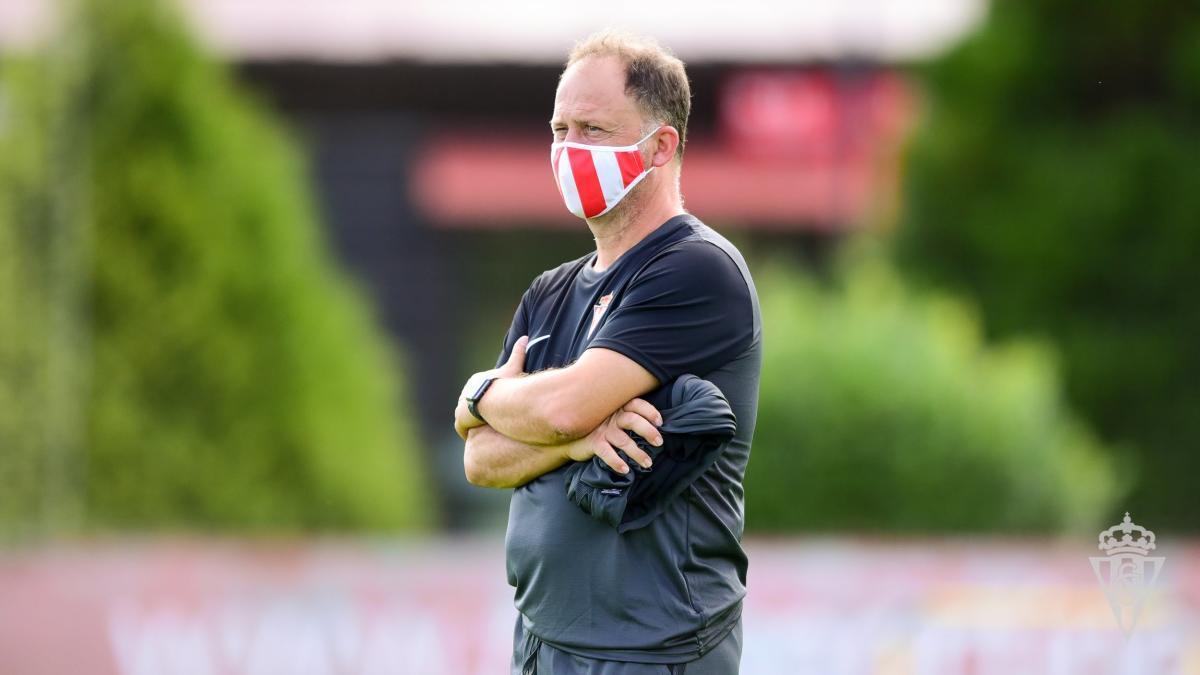 Eduardo Domínguez, en un entrenamiento del Sporting en Mareo.