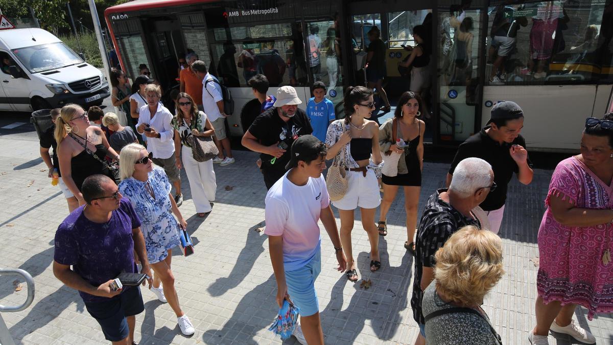 Turistas y visitantes bajan de un bus en las inmediaciones del Park Güell, en Barcelona, en una imagen de archivo.