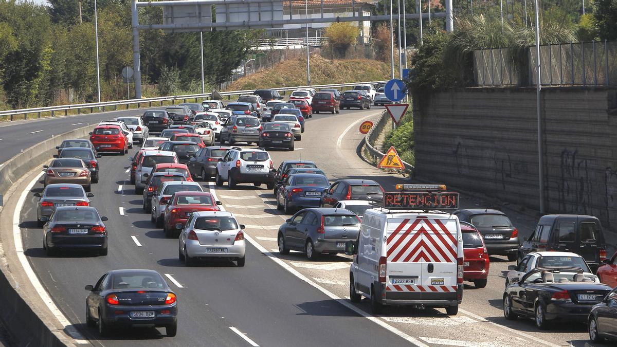 Retención de tráfico, con vehículos en una salidad de la autopista AP-9