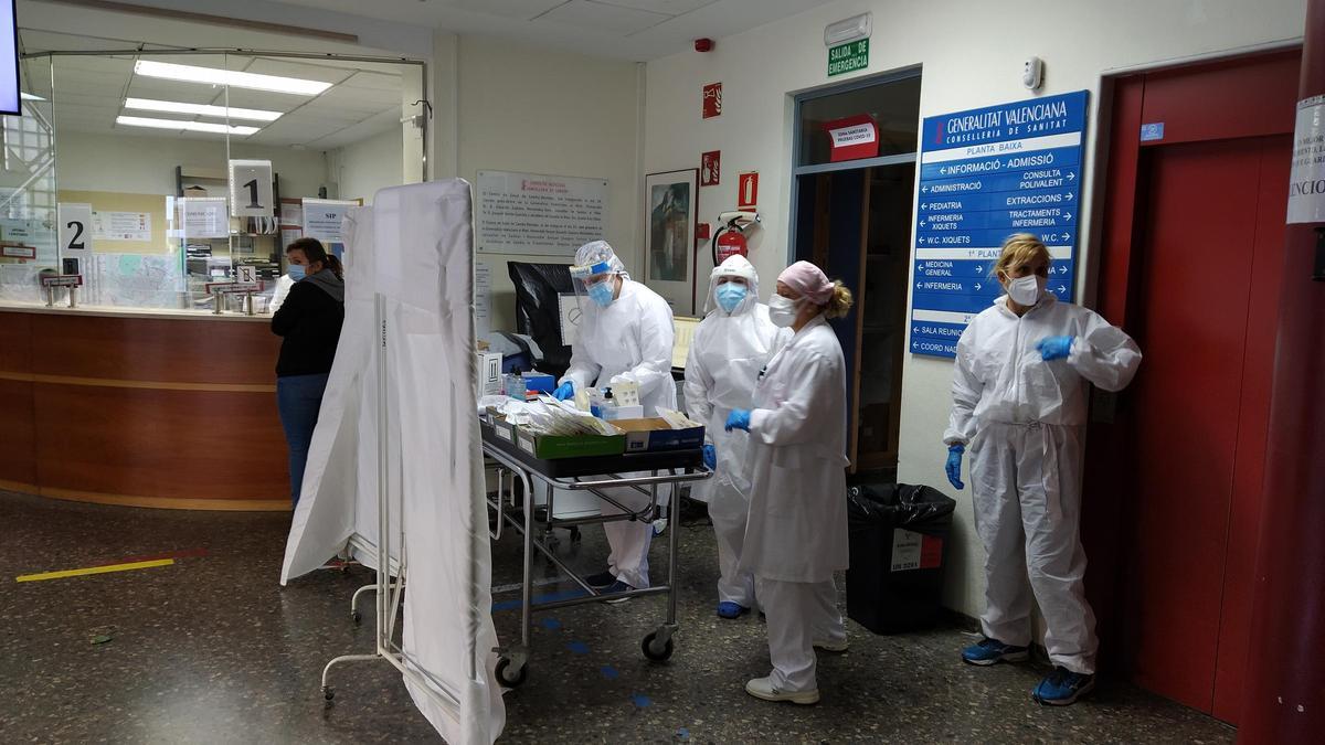 Sanitarias toman muestras para hacer PCR en el centro de salud de Beniopa